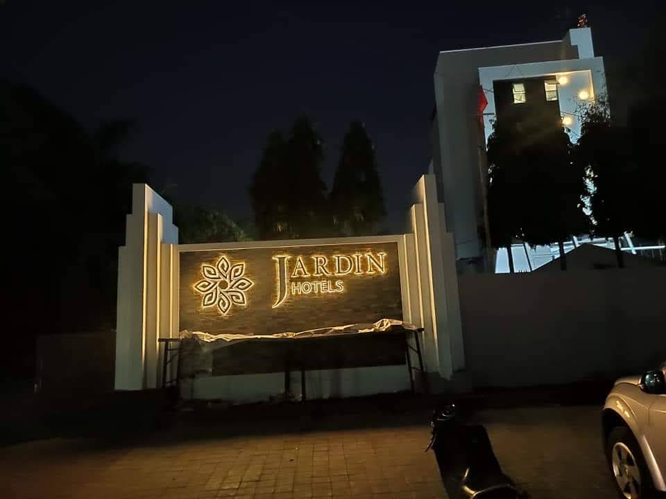 Sign showing different materials like metal and acrylic